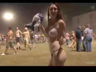 Meghan atletic amator bruneta dezbracare și walking în lenjerie intima și gol în aer liber și în public
