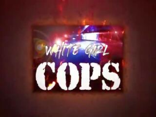 اللعنة ال شرطة - قزم شقراء أبيض الآنسة cops raid محلي stash منزل و seize custody من كبير أسود قضيب إلى سخيف