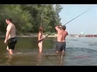 Telanjang fishing dengan sangat nyaman penis di belahan dada remaja elena