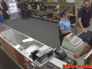 Реальний pawnshop секс кіно з bigass поліцейський в уніформа