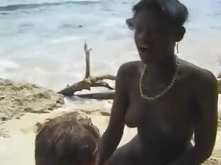 Szőrös afrikai deity fasz euró adolescent -ban a tengerpart