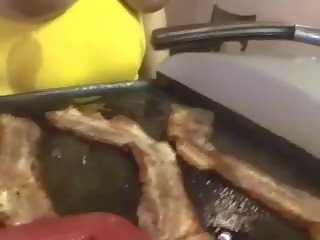 ثدي bacon & eggs!